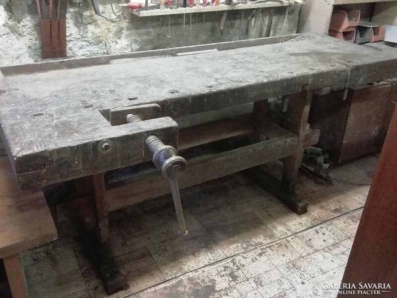 Old carpenter's planer bench, vise