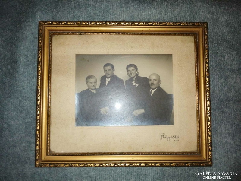 Üvegezett képkeret régi családi fotóval - fotó: Bolygó Elek Makó