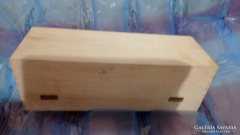 Natural wood box, cigar box?