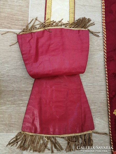 Két manipulus egyben eladó, aranyszálas paszománnyal szegett, vörös brokát, liturgikus, papi öltözet