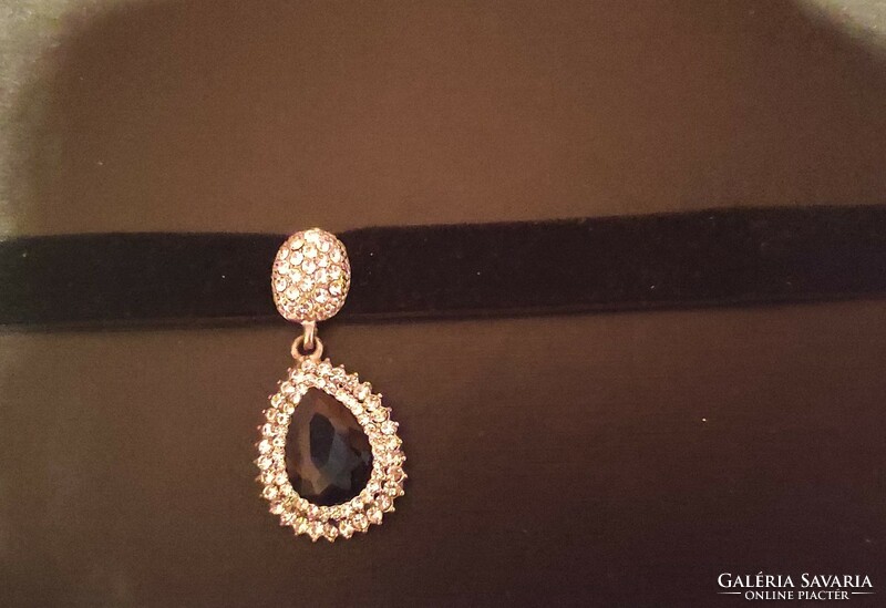 Velvet choker necklace with earrings