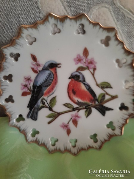 A pair of bird scene openwork plates are beautiful