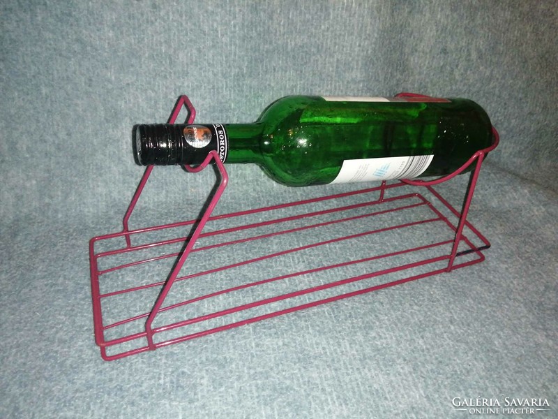 Metal wine bottle holder