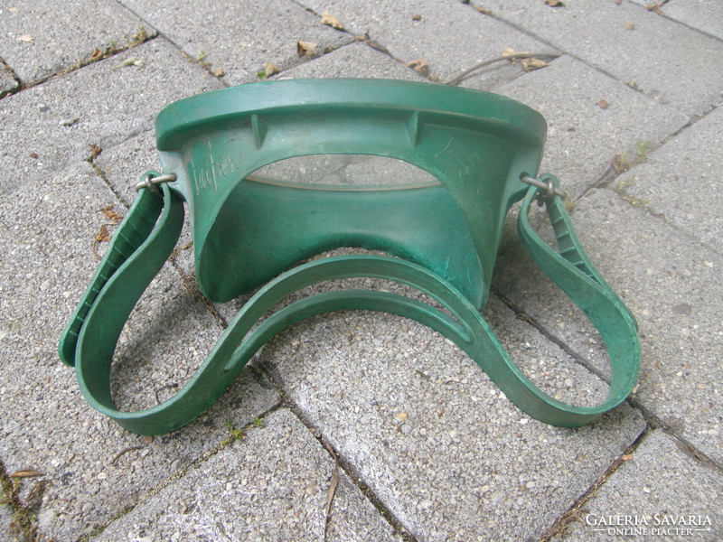 Retro rubber diving goggles