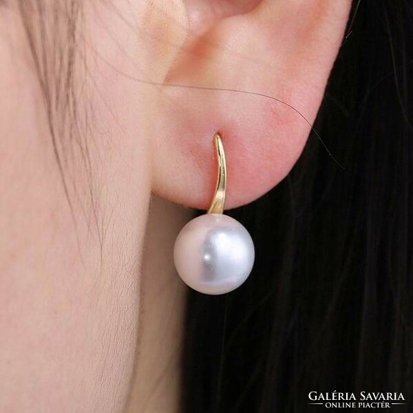 White shell pearl earrings with gold plating