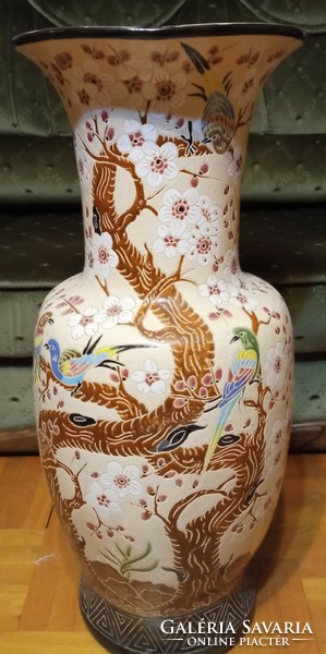 Madaras Chinese floor vase