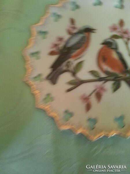 A pair of bird scene openwork plates are beautiful