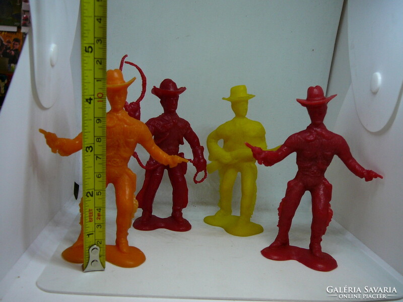 Large plastic cowboys (4 pieces) from the 1970s-80s