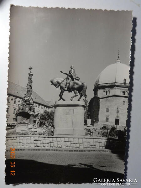 Régi képeslap: Pécs, Hunyadi János szobra (1957)