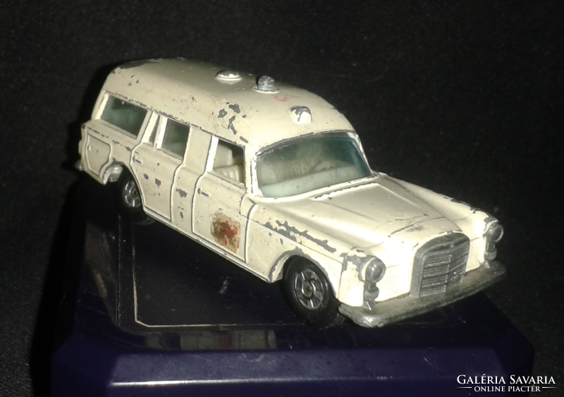 Matchbox series no. 3 Mercedes Benz Benz Ambulance by Lesney - England -