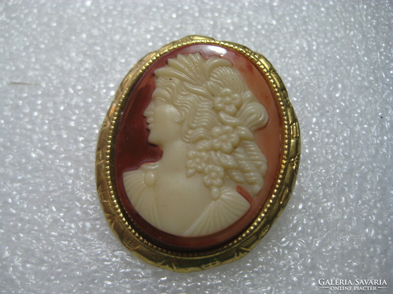 Cameo badge gold-plated 3 x 3.5 cm
