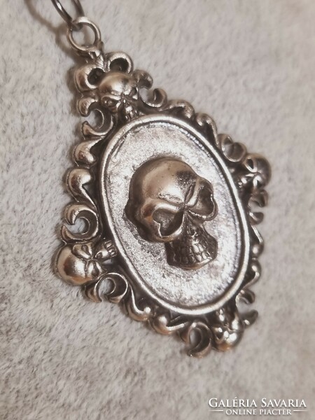 Retro rocker necklace on leather thread