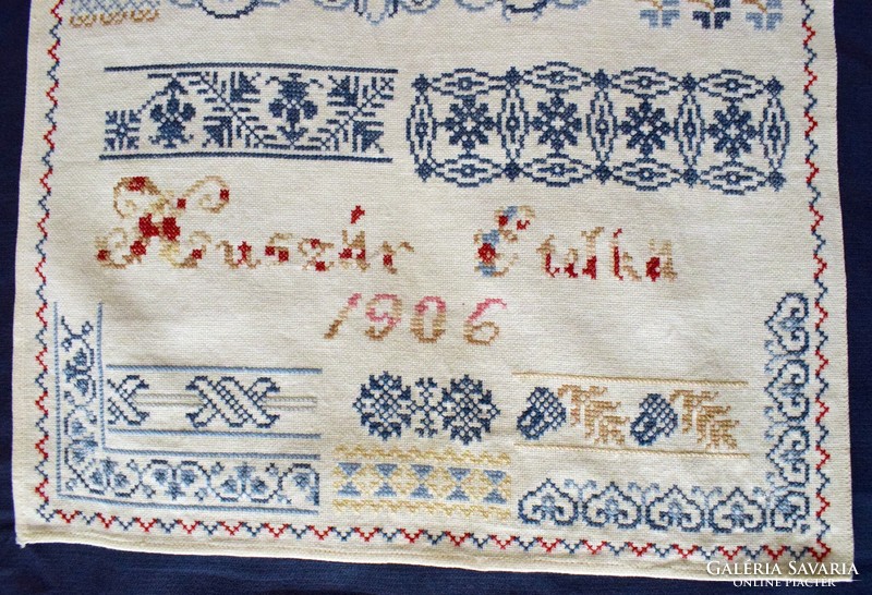 Antik mintakendő 1906 Huszár Etelka keresztszemes hímzés ABC iskola munka 38 x 71 cm