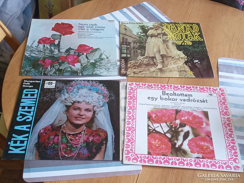 10 vinyl records for sale, worth HUF 15,000. They came to me from an estate in Óbuda. I want to sell one.