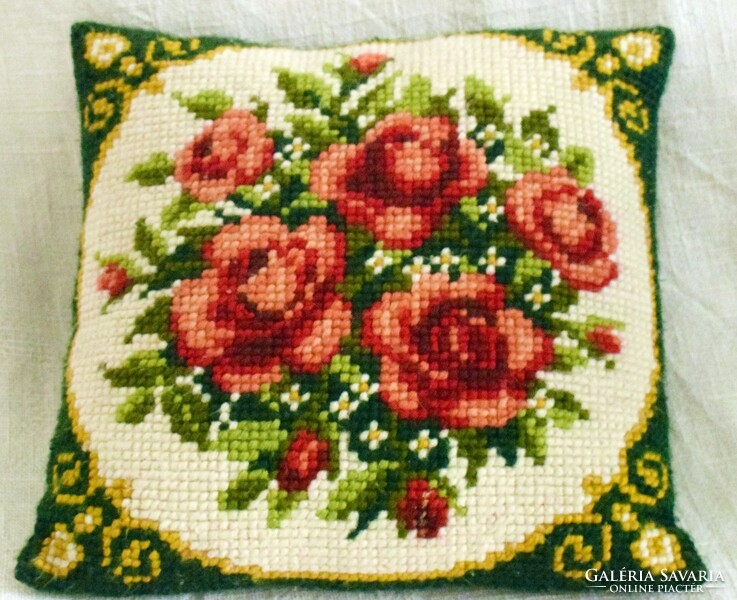 Keresztszemes hímzett díszpárna , rózsa minta 38 x 36 x 12 cm