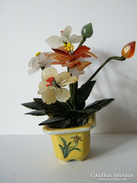 Ásványokból készült virágcsokor, ikebana porcelán tartóban