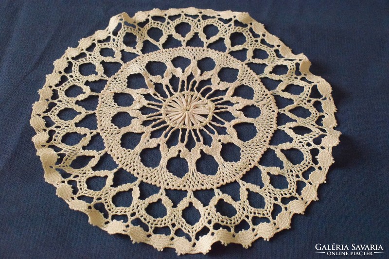 Small table cloth silk beaten lace 23.5 cm handmade