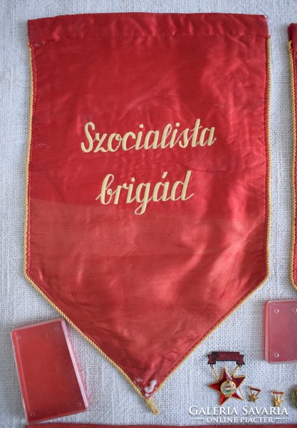 Szocialista , kommunista Brigád zászló , R- gárda karszalag , Ifjú Gárda jelvény , kitűző 11 db .