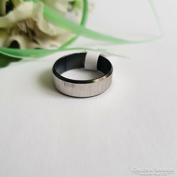 ÚJ, fekete színű, csapott szélű, ezüst csíkos gyűrű – USA 10 / EU 62 / Ø20mm