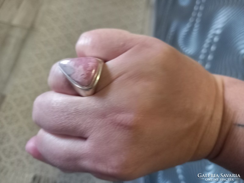 Rodokrozit drágakővel rakott ezüst gyűrű Namíbiából