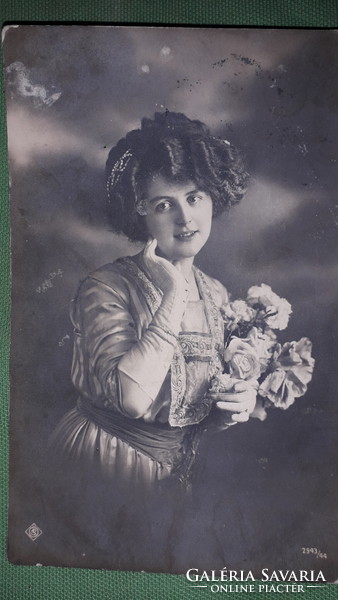 1912. antik képeslap nagyon csinos hölgy virággal a képek szerint