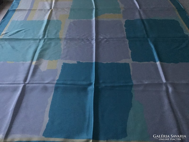 Selyemkendő a kék különböző árnyalataival, 89 x 89 cm