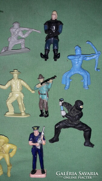 Retro trafikáru bazáráru játék katonák cowboy,indián,lovag,búvár,rendőr ninja EGYBEN a képek szerint