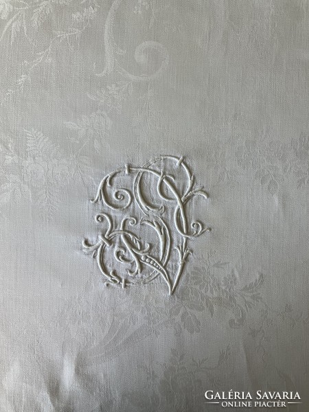 Antik, monogrammos, damaszt 200 x 200 cm-es hófehér abrosz
