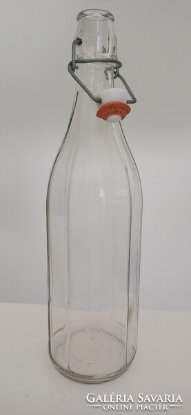 Poharak és csatos üveg csomagban