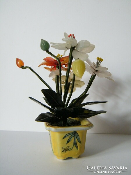 Ásványokból készült virágcsokor, ikebana porcelán tartóban