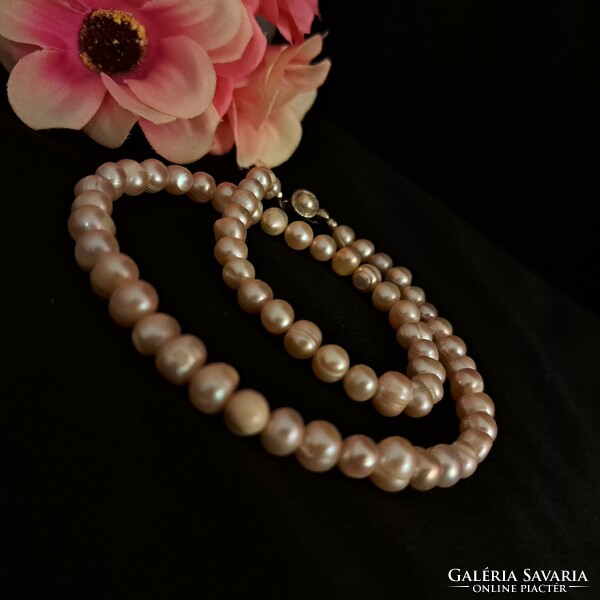 Cultured pearl necklace.