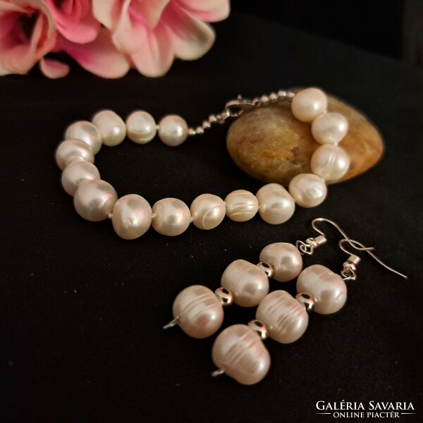 A cultured pearl set is eternal elegance