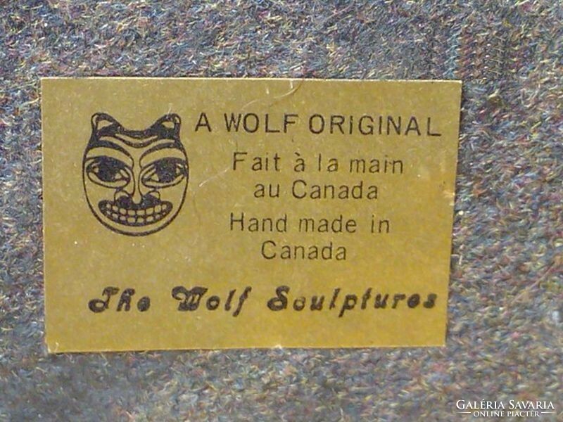 Inuit fókavadász felfegyverkezve, zsákmányával együtt Wolf Original szignált szappankő kisplasztika