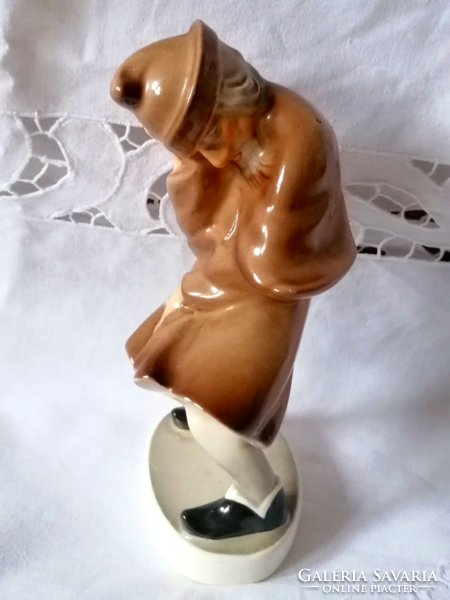 Nagyon ritka, Kőbányai, vagy Gránit figura, "szélviharban", vagy Garabonciás