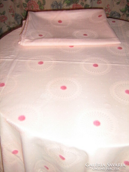 Damask bedding with large and small pillows embroidered in a beautiful fabric