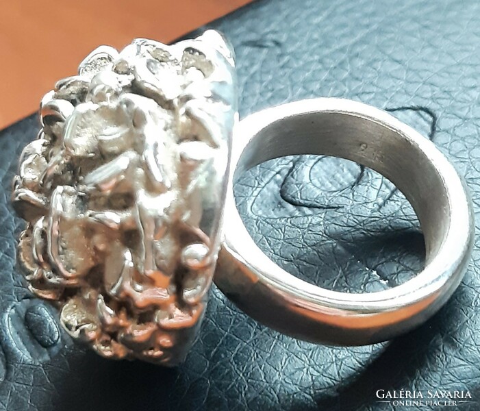 925 Silver marked, stunningly beautiful head, thick women's silver ring