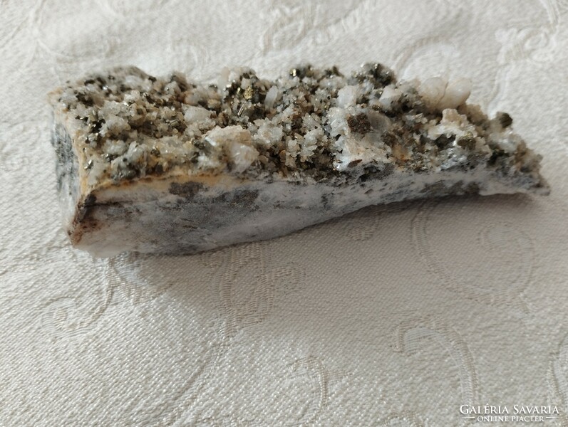 Quartz, pyrite mineral deposit
