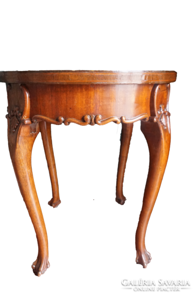 Barokk stílusú kerek kisasztal berakással