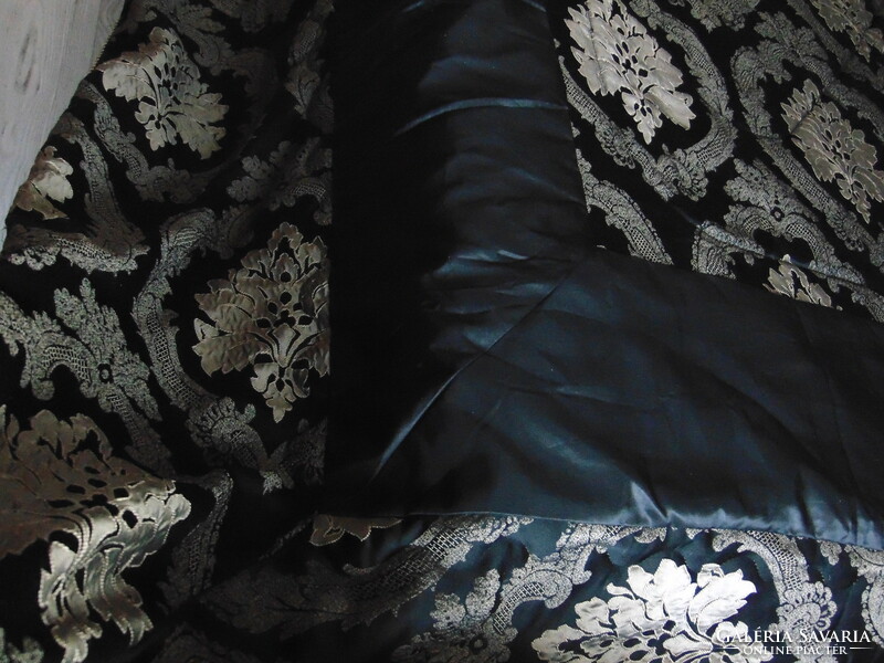 Csodaszép elegáns barokk mintás ágytakaró párnákkal