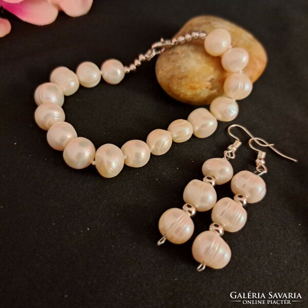 A cultured pearl set is eternal elegance