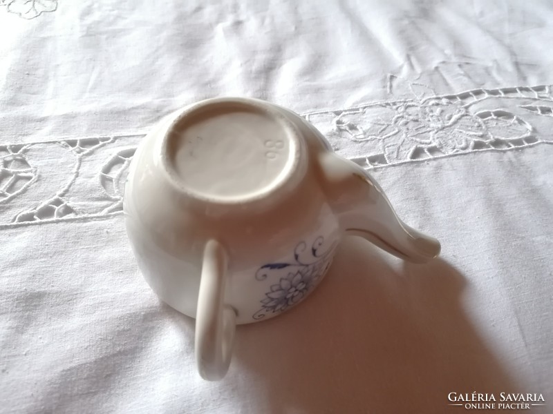 Régi, hagymamintás porcelán betegitató csésze