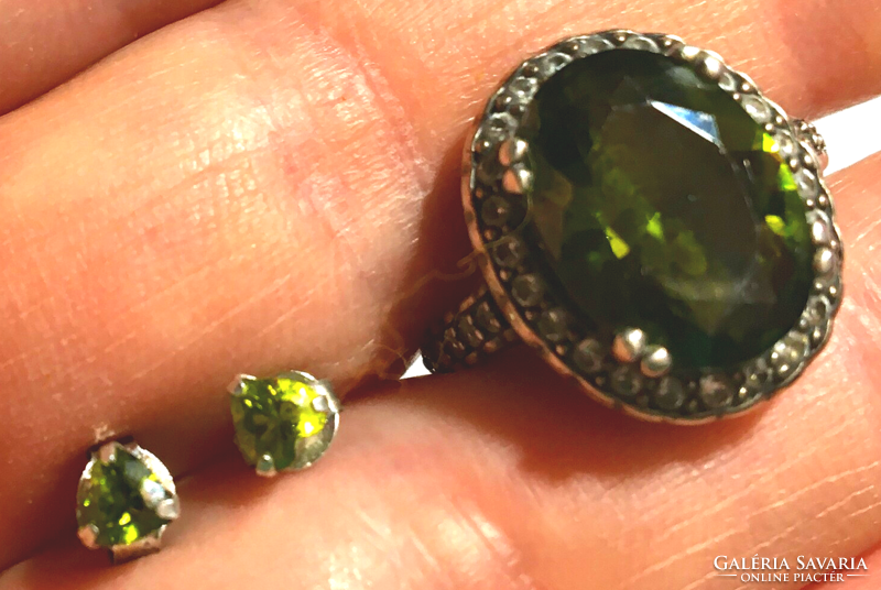 Ezüst fülbevaló és gyűrű olíva zöld drágaköves  körben és kétoldalt brill  drágaköves zöld szív füli
