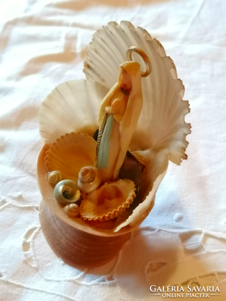 Régi stílusú, kagylóból készült Szűz Mária kegytárgy, zarándok emléktárgy