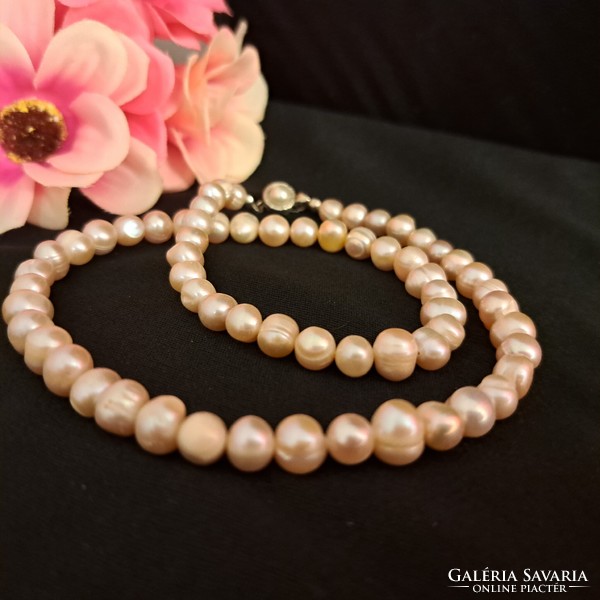 Cultured pearl necklace.