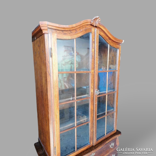 Neobaroque belly display case