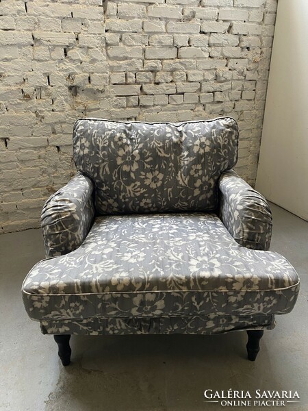 Armchair with armrests