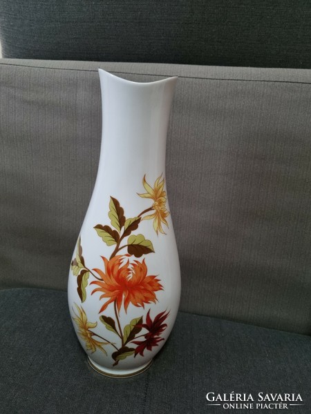 Hollóháza's dahlia vase is large