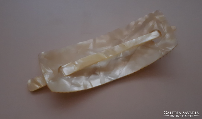 Pearl-colored hair clip made with Rerto handwork