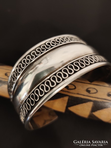 Unisex rigid silver bracelet
