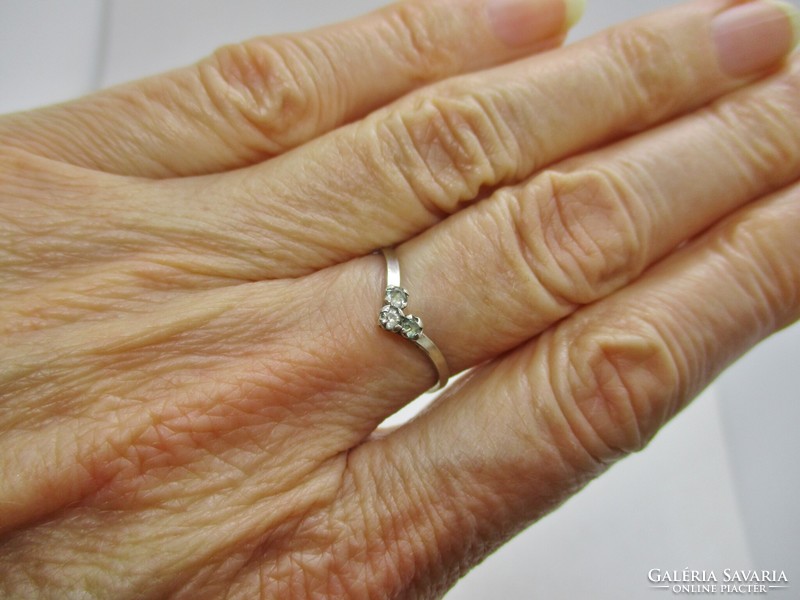 Szépséges kis fehér köves ezüstgyűrű